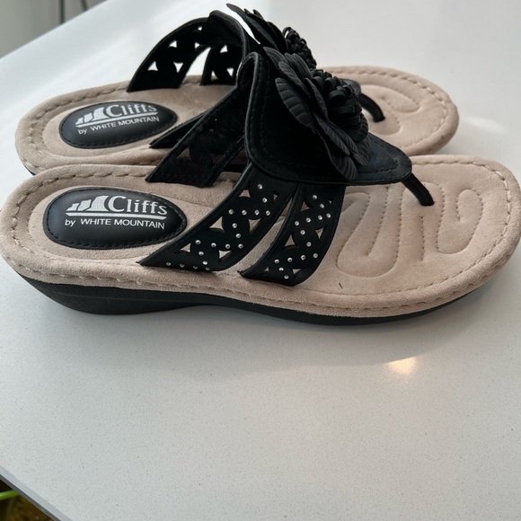 Cliffs by White Mountain Cynthia Thong Sandal size 7.5 m - Picture 5 of 7